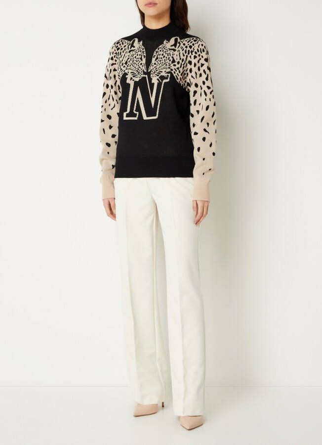 NIKKIE Gretta fijngebreide trui met logoprint