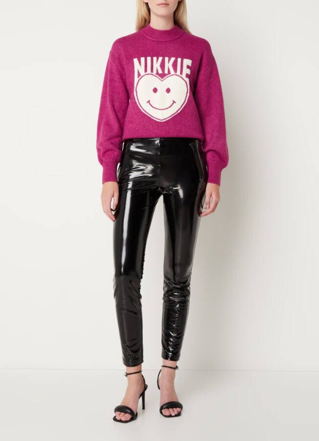 NIKKIE Tara fijngebreide trui met ingebreid patroon