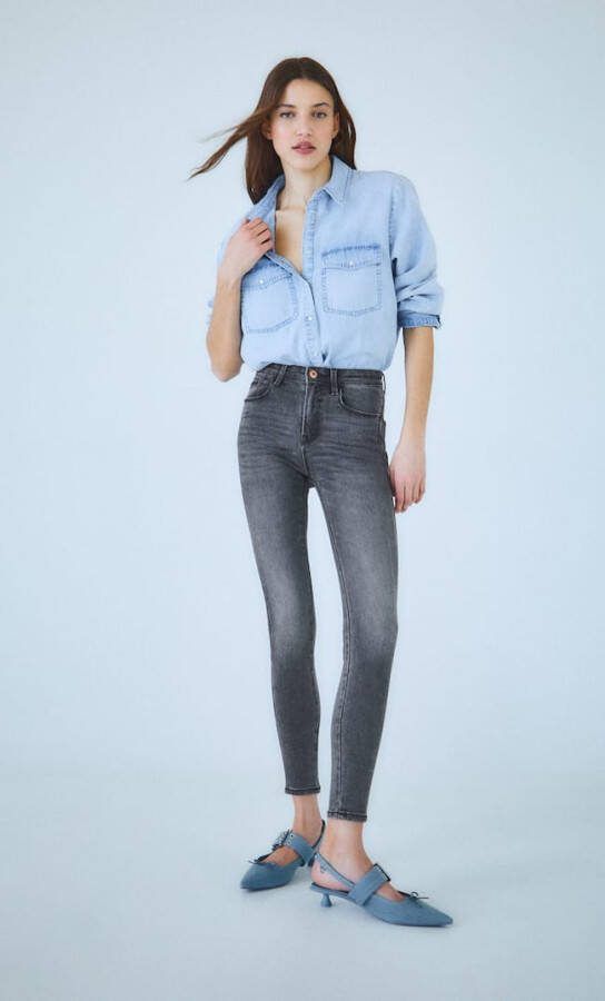 Stradivarius Skinny Jeans Met Regular Taille Zwart Gewassen Denim 34